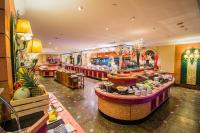 een restaurant met een buffet in het midden van een kamer bij Golden Tulip Sovereign Hotel Bangkok in Bangkok