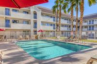 una piscina frente a un edificio con palmeras en Motel 6-Phoenix, AZ - West, en Phoenix