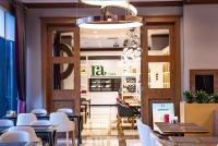 Posezení v ubytování Ramada by Wyndham Istanbul Alibeykoy