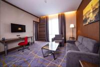 TV a/nebo společenská místnost v ubytování Ramada by Wyndham Istanbul Alibeykoy