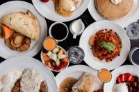 Best Western Plus Agate Beach Inn في نيوبورت: مجموعة من أطباق الطعام على طاولة