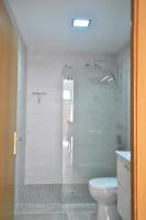 A bathroom at Casa Ozcoidi, acogedor alojamiento con jardín y piscina en el centro de Navarra