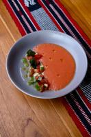 MemboroにあるAnna Villas by Sumba-Beachのテーブルの上に野菜の入った白いスープ皿