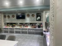 纳曼干Ахсикент отель的有摆放食物的柜台的商店