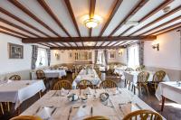 スランゲヴニにあるNant Yr Odyn Country Hotel & Restaurant Ltdの白いテーブルと椅子のあるダイニングルーム