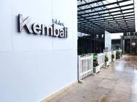 云顶高原Genting SkyCozyColdInn2R2B AT Ion Delemen的侧面有标志的建筑物