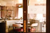 Una porta a vetri con un cartello che legge le donne di Ansty Hall a Coventry