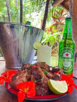 蒂拉登特斯Chalés Cores da Mata的桌上的一盘食物和一瓶啤酒