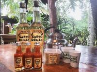 蒂拉登特斯Chalés Cores da Mata的坐在桌子上的一组酒瓶