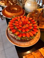 マカコスにあるPousada Vilarejoの苺ケーキとテーブル