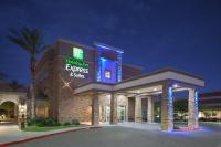 Un hotel con un cartel que dice Egypt Express y venta. en Holiday Inn Express &amp; Suites - Gilbert - East Mesa by IHG, en Gilbert