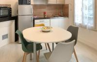 Kuchnia lub aneks kuchenny w obiekcie Cozy Apartment In Mers-Les-Bains