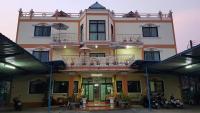 un gran edificio con un balcón en la parte superior. en Kasithorn Apartment&#39;s &amp; Hotel, en Phetchabun