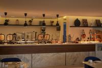 Un bar en un restaurante con ollas y sartenes. en Nova M Hotel, Edge by Rotana, en Riad