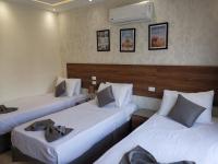 swiss hotel downtownにあるベッド