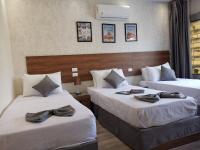 swiss hotel downtownにあるベッド