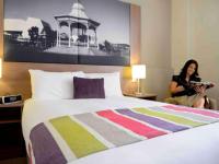 Grosvenor Hotel Adelaide by Accorにあるベッド