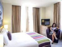Grosvenor Hotel Adelaide by Accorにあるベッド