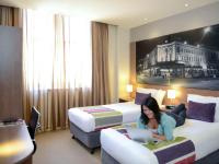 Grosvenor Hotel Adelaide by Accorにあるベッド