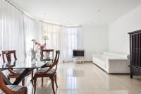Televízia a/alebo spoločenská miestnosť v ubytovaní Apartamentos Sonido de Mar