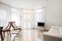 Televízia a/alebo spoločenská miestnosť v ubytovaní Apartamentos Sonido de Mar