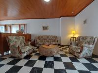 Część wypoczynkowa w obiekcie Maison spacieuse avec jardin, BBQ, table de ping-pong, proche commerces, pour 9 personnes et bébés - FR-1-581-96