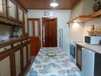 Kuchnia lub aneks kuchenny w obiekcie Maison spacieuse avec jardin, BBQ, table de ping-pong, proche commerces, pour 9 personnes et bébés - FR-1-581-96