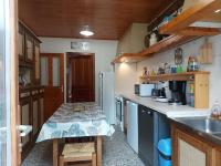 Kuchnia lub aneks kuchenny w obiekcie Maison spacieuse avec jardin, BBQ, table de ping-pong, proche commerces, pour 9 personnes et bébés - FR-1-581-96