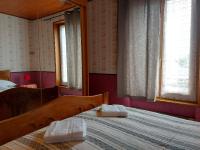 Łóżko lub łóżka w pokoju w obiekcie Maison spacieuse avec jardin, BBQ, table de ping-pong, proche commerces, pour 9 personnes et bébés - FR-1-581-96