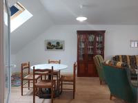 Część wypoczynkowa w obiekcie Maison spacieuse avec jardin, BBQ, table de ping-pong, proche commerces, pour 9 personnes et bébés - FR-1-581-96