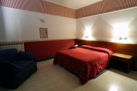 Posteľ alebo postele v izbe v ubytovaní Hotel Iris Crillon