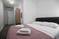 Posteľ alebo postele v izbe v ubytovaní Pyrotima Apartments