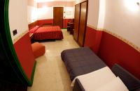 Posteľ alebo postele v izbe v ubytovaní Hotel Iris Crillon