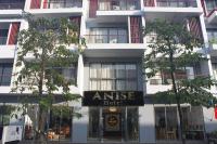 Un edificio de apartamentos con un cartel que dice &quot;Hotel Anís&quot; en Anise hotel, en Phu Quoc