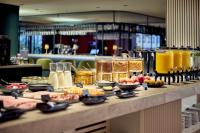 Un buffet con comida y bebidas en una mesa. en Cardo Brussels, Autograph Collection, en Bruselas
