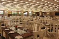een feestzaal met witte tafels en witte stoelen bij Islamabad Hotel in Islamabad