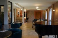 Un restaurante con mesas y sillas y un comedor. en Hôtel Marchal, en Le Hohwald