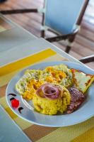 Un plato de comida de desayuno en una mesa en Soficu Hotel on the beach bayahibe, en Bayahibe