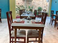 ein Esszimmer mit Tisch und Stühlen in der Unterkunft Reef House in Marsa Alam City