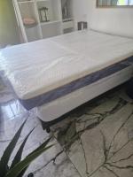 Posteľ alebo postele v izbe v ubytovaní T2 neuf centre ville Saint Raphaël avec terrasse et parking gratuit, kit linge et serviettes offerts ,prés de la plage et commerces!