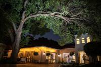 Tòa nhà nơi khách sạn tọa lạc