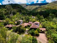 Una vista aérea de una casa con montañas al fondo. en Hostal Renacer, en Villa de Leyva