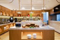 eine große Küche mit einer Theke mit Lebensmitteln darauf in der Unterkunft 臻程酒店北京西铁营地铁站店 in Peking