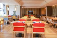 ein Restaurant mit Holztischen und roten Stühlen in der Unterkunft 臻程酒店北京西铁营地铁站店 in Peking