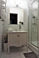 Kúpeľňa v ubytovaní JAWORSKI APART'S - Studio Apartament Premium 40m2 - SELF CHECK IN 24H -bezkontaktowo sam sie meldujesz i wymeldowujesz przez 24h - do Rynku 7min!-FV