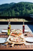 zwei Pizzen auf dem Tisch in der Unterkunft Peakture Hotel Balvanyos in Balvanyos