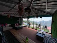 Nespecifikovaný výhled na hory nebo výhled na hory při pohledu z rezortu