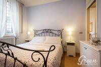 A bed or beds in a room at Green Apartments Rome