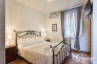 A bed or beds in a room at Green Apartments Rome