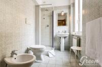 A bathroom at Green Apartments Rome